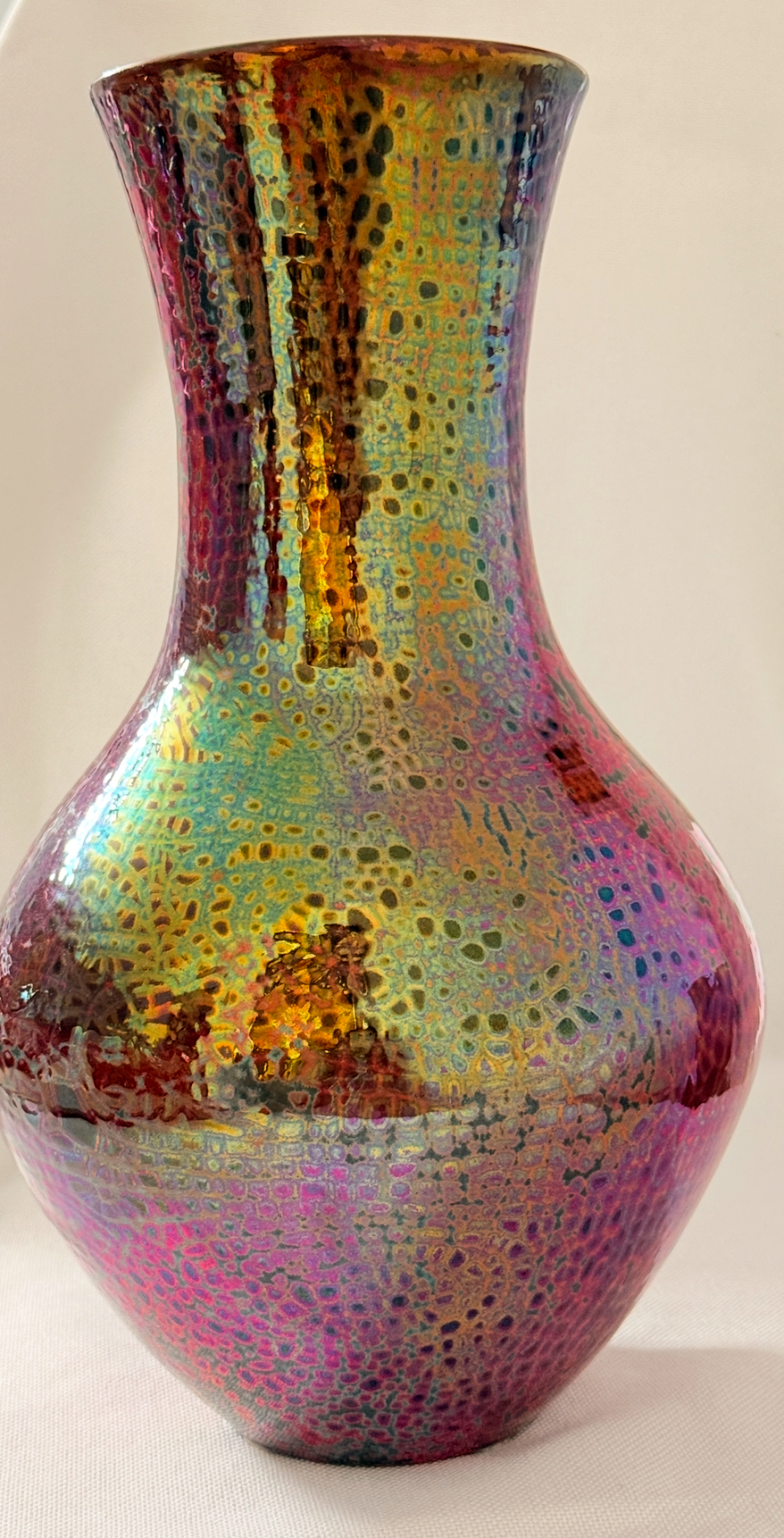 Vase décoratif irisé – Pièce d’Art Moderne –  Édition unique – Excellence artisanale méditerranéenne