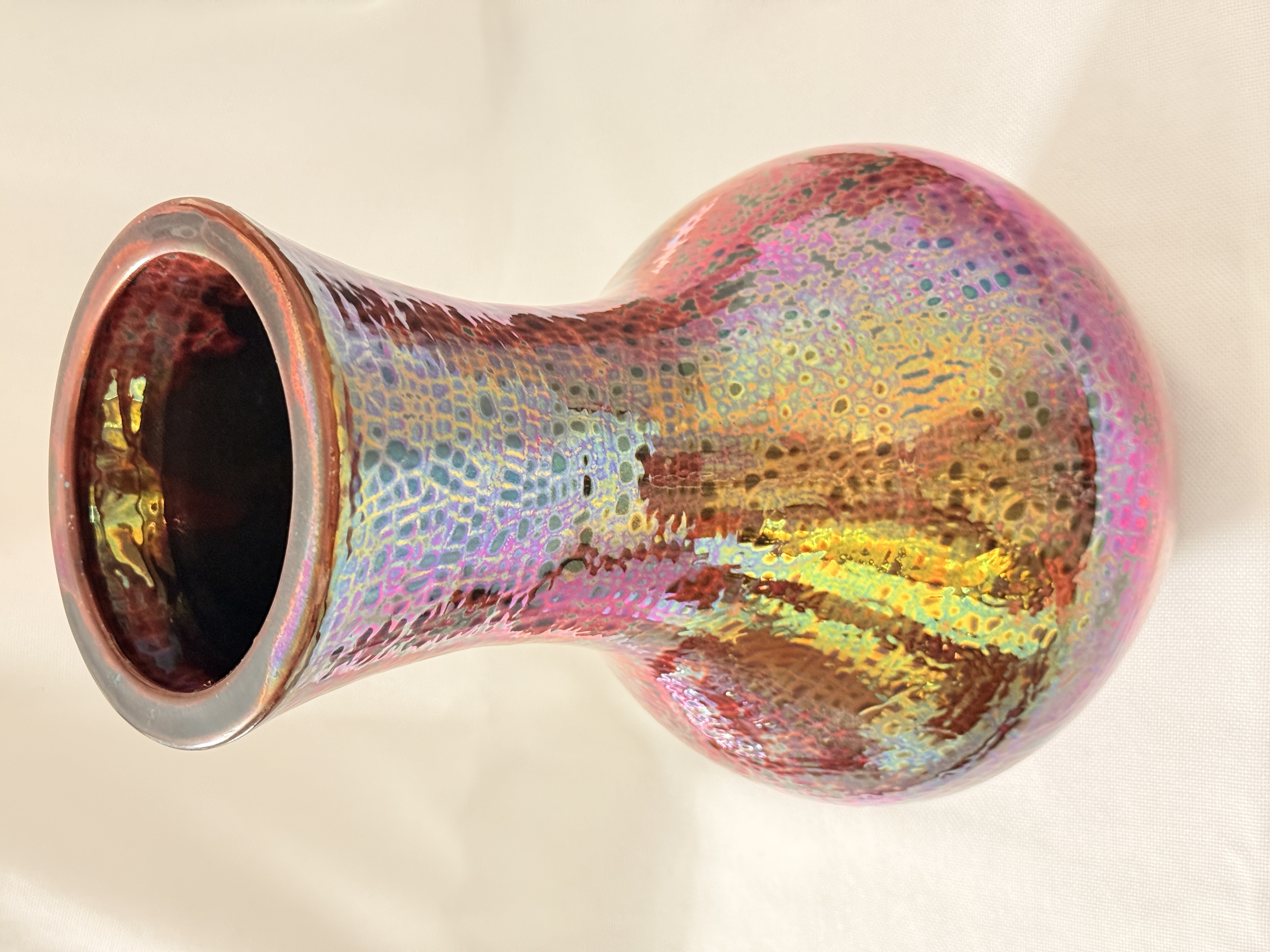 Vase décoratif irisé – Pièce d’Art Moderne –  Édition unique – Excellence artisanale méditerranéenne